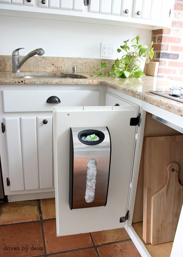 https://www.drivenbydecor.com/wp-content/uploads/2016/03/Wish-I-had-installed-one-of-these-years-ago-a-simple-grocery-bag-dispenser.jpg