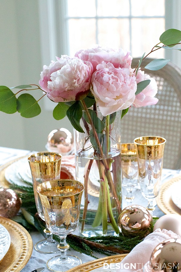 Elegant Christmas tablescape by Designthusiasm