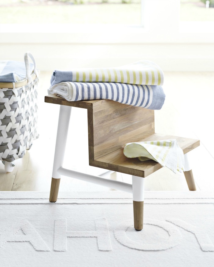  Tabouret de salle de bain en teck super mignon qui fait double usage en tenant des serviettes près de la baignoire ou de la douche!