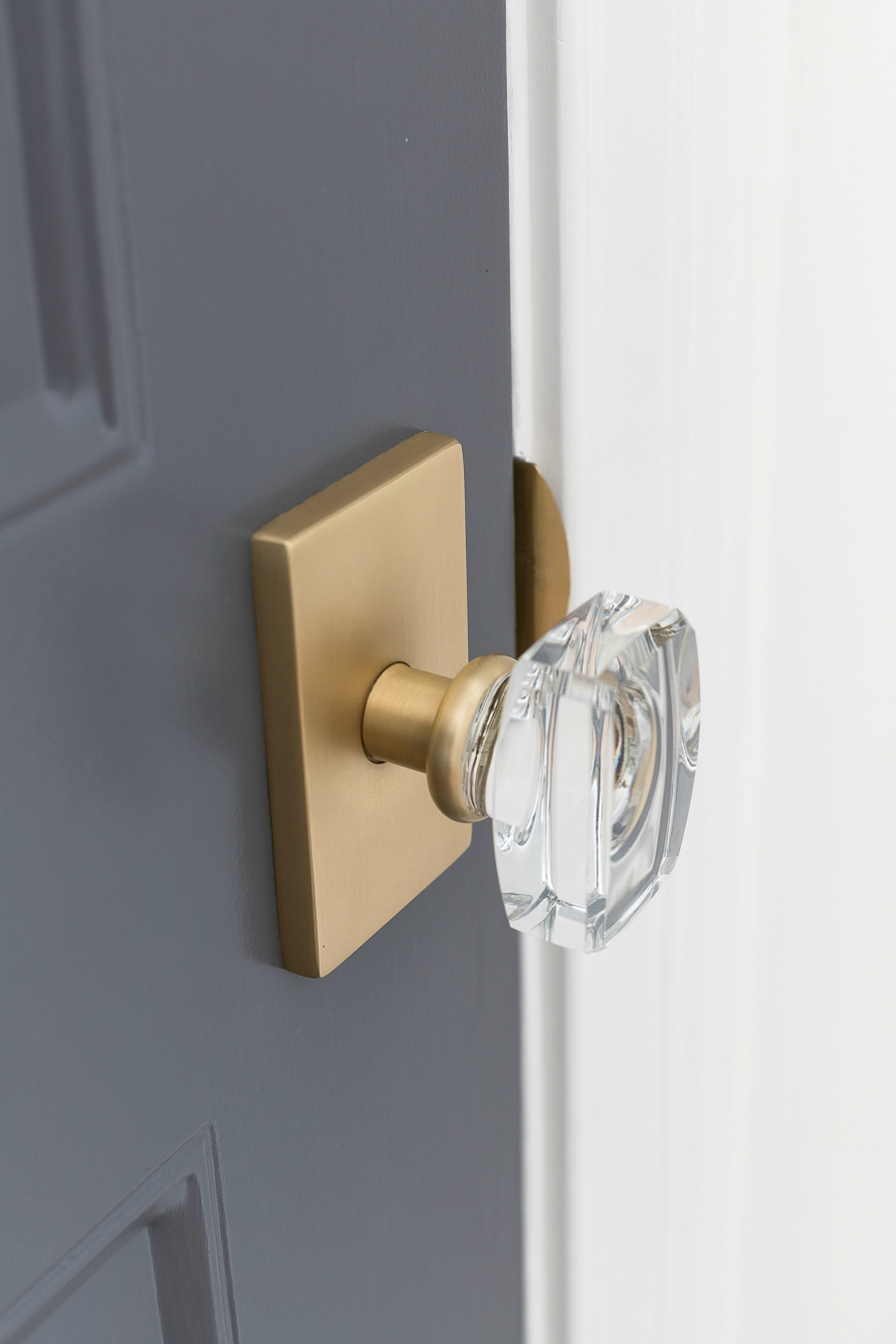 GORGEOUS door hardware! Love the combination of the crystal knob with the rectangular brass rosette! Source linked in post!