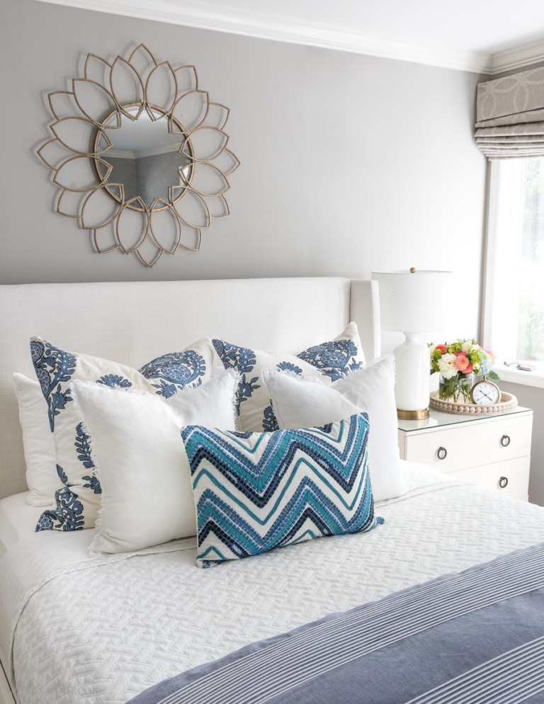 How to Arrange Pillows on a Queen Bed: Five Simple Formulas That Work ...