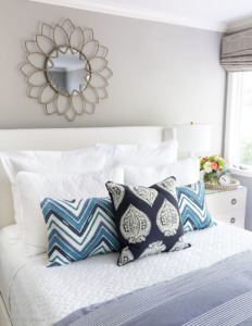 How to Arrange Pillows on a Queen Bed: Five Simple Formulas That Work ...