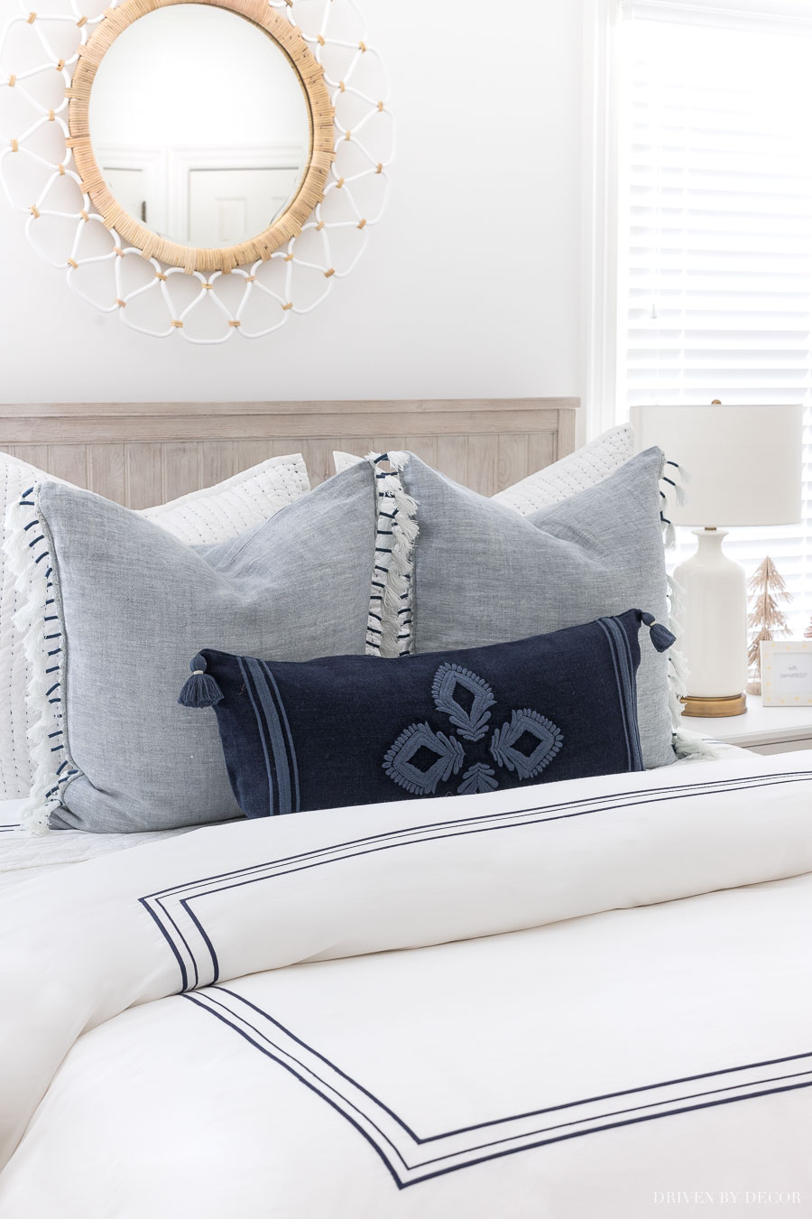 Loving these gorgeous blue and white pillows!