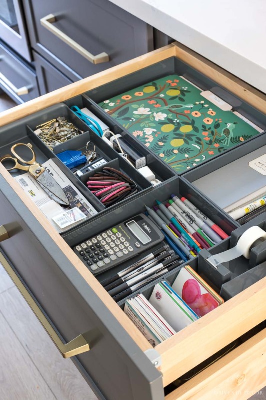 Desk Organization Ideas (Simple Tips For Whipping Your Workspace Into ...