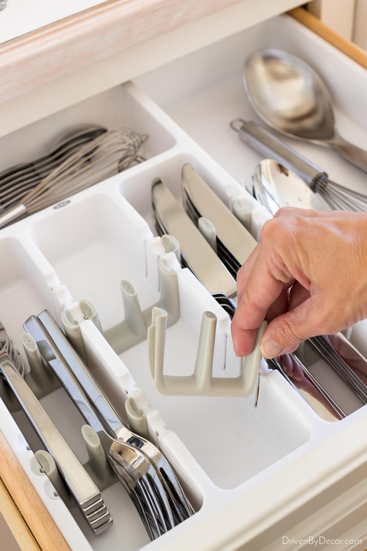 https://www.drivenbydecor.com/wp-content/uploads/2021/09/kitchen-drawer-organizers-cutlery.jpg