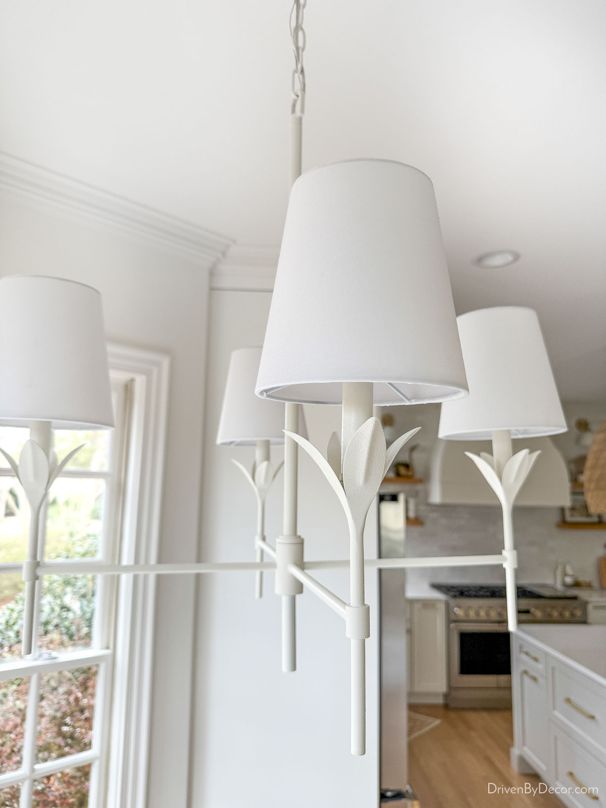 Chandelier de Matt White con tonos de lino sobre nuestra mesa de cocina